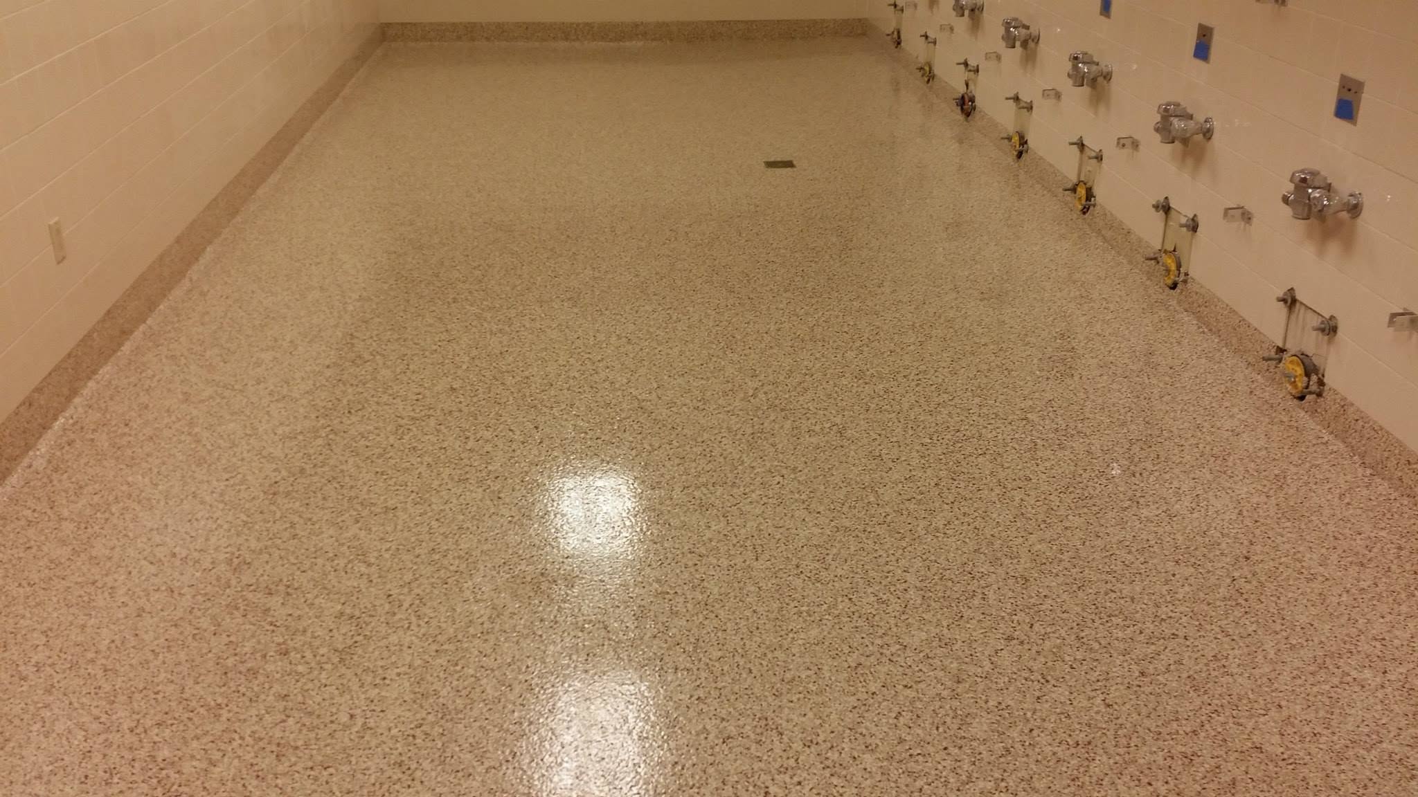 Seamless commercial resinous flooring surface